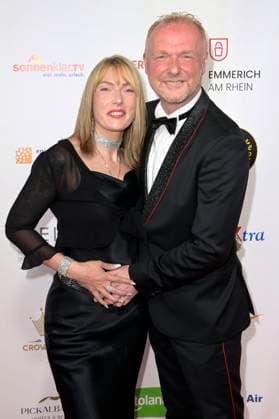 Frank Neuenfels mit Partnerin Partnerin Sarah Backhaus bei der Verleihung der Goldenen Sonne 2023 während der Sonnenklar.TV Gala im Wunderland Kalkar. Kalkar, 22.04.2023