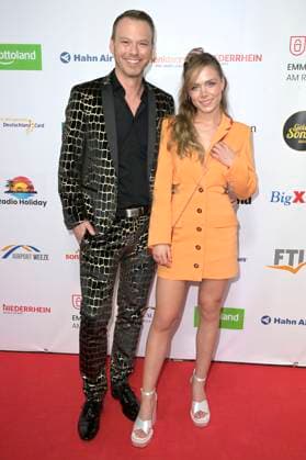 Marie Wegener mit Christian Ehrlich bei der Verleihung der Goldenen Sonne 2023 während der Sonnenklar.TV Gala im Wunderland Kalkar. Kalkar, 22.04.2023