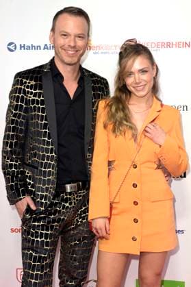 Marie Wegener mit Christian Ehrlich bei der Verleihung der Goldenen Sonne 2023 während der Sonnenklar.TV Gala im Wunderland Kalkar. Kalkar, 22.04.2023