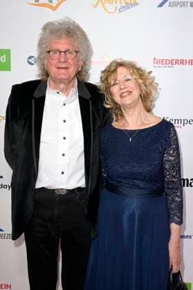 Klaus-Peter Lietz von The Lords mit Ehefrau bei der Verleihung der Goldenen Sonne 2023 während der Sonnenklar.TV Gala im Wunderland Kalkar. Kalkar, 22.04.2023