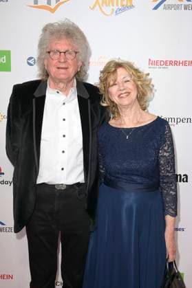 Klaus-Peter Lietz von The Lords mit Ehefrau bei der Verleihung der Goldenen Sonne 2023 während der Sonnenklar.TV Gala im Wunderland Kalkar. Kalkar, 22.04.2023