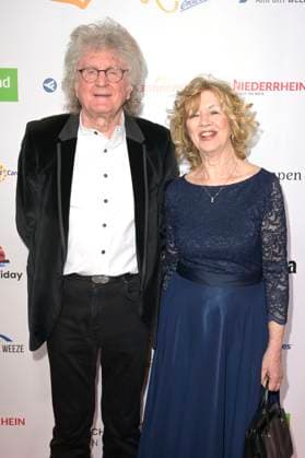 Klaus-Peter Lietz von The Lords mit Ehefrau bei der Verleihung der Goldenen Sonne 2023 während der Sonnenklar.TV Gala im Wunderland Kalkar. Kalkar, 22.04.2023