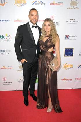 Andrej Mangold mit Partnerin Annika bei der Verleihung der Goldenen Sonne 2023 während der Sonnenklar.TV Gala im Wunderland Kalkar. Kalkar, 22.04.2023