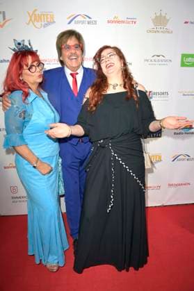 Jörg Draeger mit Ehefrau Petra Draeger und Tochter Cinzia-Paulina Draeger bei der Verleihung der Goldenen Sonne 2023 während der Sonnenklar.TV Gala im Wunderland Kalkar. Kalkar, 22.04.2023