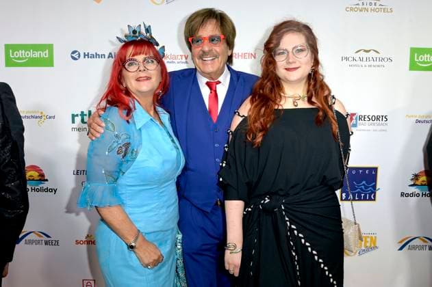 Jörg Draeger mit Ehefrau Petra Draeger und Tochter Cinzia-Paulina Draeger bei der Verleihung der Goldenen Sonne 2023 während der Sonnenklar.TV Gala im Wunderland Kalkar. Kalkar, 22.04.2023