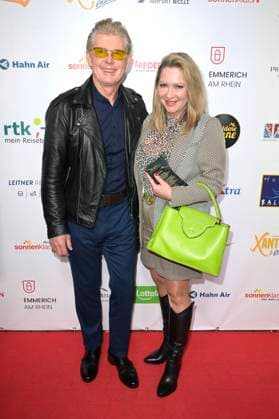 Markus Mörl mit Ehefrau Yvonne König bei der Verleihung der Goldenen Sonne 2023 während der Sonnenklar.TV Gala im Wunderland Kalkar. Kalkar, 22.04.2023
