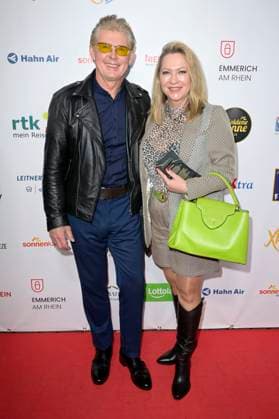 Markus Mörl mit Ehefrau Yvonne König bei der Verleihung der Goldenen Sonne 2023 während der Sonnenklar.TV Gala im Wunderland Kalkar. Kalkar, 22.04.2023