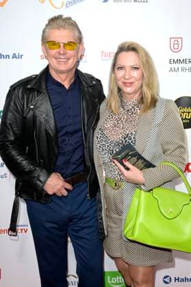 Markus Mörl mit Ehefrau Yvonne König bei der Verleihung der Goldenen Sonne 2023 während der Sonnenklar.TV Gala im Wunderland Kalkar. Kalkar, 22.04.2023