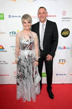 Linda Feller mit Ehemann Andreas Schmid bei der Verleihung der Goldenen Sonne 2023 während der Sonnenklar.TV Gala im Wunderland Kalkar. Kalkar, 22.04.2023
