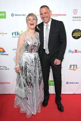 Linda Feller mit Ehemann Andreas Schmid bei der Verleihung der Goldenen Sonne 2023 während der Sonnenklar.TV Gala im Wunderland Kalkar. Kalkar, 22.04.2023