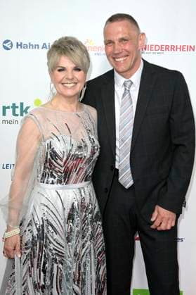 Linda Feller mit Ehemann Andreas Schmid bei der Verleihung der Goldenen Sonne 2023 während der Sonnenklar.TV Gala im Wunderland Kalkar. Kalkar, 22.04.2023