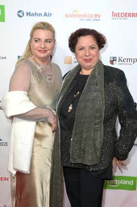 Franziska Traub mit Begleitung bei der Verleihung der Goldenen Sonne 2023 während der Sonnenklar.TV Gala im Wunderland Kalkar. Kalkar, 22.04.2023