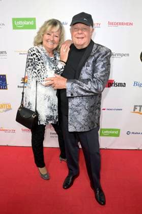Graham Bonney mit Ehefrau Iris bei der Verleihung der Goldenen Sonne 2023 während der Sonnenklar.TV Gala im Wunderland Kalkar. Kalkar, 22.04.2023