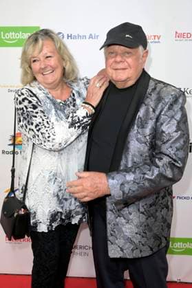 Graham Bonney mit Ehefrau Iris bei der Verleihung der Goldenen Sonne 2023 während der Sonnenklar.TV Gala im Wunderland Kalkar. Kalkar, 22.04.2023