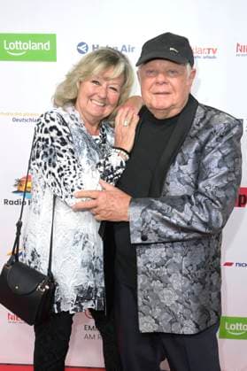 Graham Bonney mit Ehefrau Iris bei der Verleihung der Goldenen Sonne 2023 während der Sonnenklar.TV Gala im Wunderland Kalkar. Kalkar, 22.04.2023