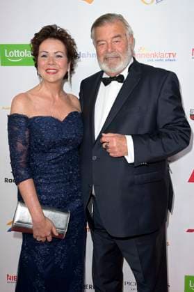 Harry Wijnvoord mit Ehefrau Iris Dahlke bei der Verleihung der Goldenen Sonne 2023 während der Sonnenklar.TV Gala im Wunderland Kalkar. Kalkar, 22.04.2023
