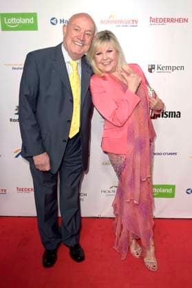 Gaby Baginsky mit Ehemann Manfred Knöpke bei der Verleihung der Goldenen Sonne 2023 während der Sonnenklar.TV Gala im Wunderland Kalkar. Kalkar, 22.04.2023