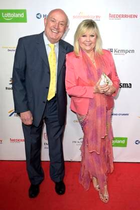 Gaby Baginsky mit Ehemann Manfred Knöpke bei der Verleihung der Goldenen Sonne 2023 während der Sonnenklar.TV Gala im Wunderland Kalkar. Kalkar, 22.04.2023