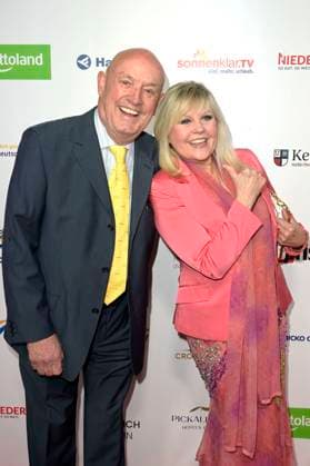 Gaby Baginsky mit Ehemann Manfred Knöpke bei der Verleihung der Goldenen Sonne 2023 während der Sonnenklar.TV Gala im Wunderland Kalkar. Kalkar, 22.04.2023