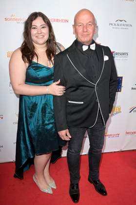 Tom Barcal mit Ehefrau Stefanie Black-Barcal bei der Verleihung der Goldenen Sonne 2023 während der Sonnenklar.TV Gala im Wunderland Kalkar. Kalkar, 22.04.2023