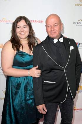 Tom Barcal mit Ehefrau Stefanie Black-Barcal bei der Verleihung der Goldenen Sonne 2023 während der Sonnenklar.TV Gala im Wunderland Kalkar. Kalkar, 22.04.2023