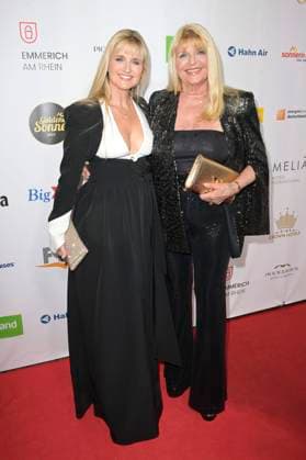 Marlene Charell mit Tochter Angelina bei der Verleihung der Goldenen Sonne 2023 während der Sonnenklar.TV Gala im Wunderland Kalkar. Kalkar, 22.04.2023