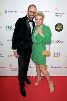 Alexandra Hofmann mit Begleitung bei der Verleihung der Goldenen Sonne 2023 während der Sonnenklar.TV Gala im Wunderland Kalkar. Kalkar, 22.04.2023