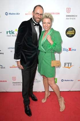 Alexandra Hofmann mit Begleitung bei der Verleihung der Goldenen Sonne 2023 während der Sonnenklar.TV Gala im Wunderland Kalkar. Kalkar, 22.04.2023