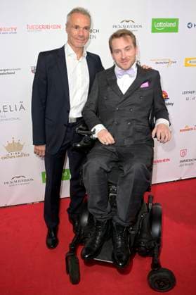 Hannes Jaenicke und Samuel Koch bei der Verleihung der Goldenen Sonne 2023 während der Sonnenklar.TV Gala im Wunderland Kalkar. Kalkar, 22.04.2023