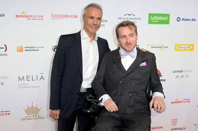 Hannes Jaenicke und Samuel Koch bei der Verleihung der Goldenen Sonne 2023 während der Sonnenklar.TV Gala im Wunderland Kalkar. Kalkar, 22.04.2023
