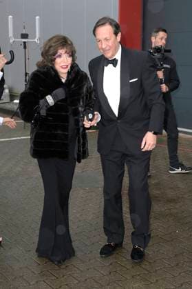 Joan Collins mit Ehemann Percy Gibson bei der Verleihung der Goldenen Sonne 2023 während der Sonnenklar.TV Gala im Wunderland Kalkar. Kalkar, 22.04.2023