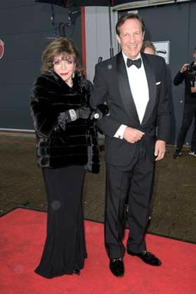 Joan Collins mit Ehemann Percy Gibson bei der Verleihung der Goldenen Sonne 2023 während der Sonnenklar.TV Gala im Wunderland Kalkar. Kalkar, 22.04.2023
