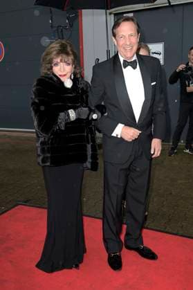 Joan Collins mit Ehemann Percy Gibson bei der Verleihung der Goldenen Sonne 2023 während der Sonnenklar.TV Gala im Wunderland Kalkar. Kalkar, 22.04.2023
