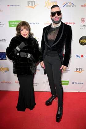 Joan Collins und Harald Glööckler bei der Verleihung der Goldenen Sonne 2023 während der Sonnenklar.TV Gala im Wunderland Kalkar. Kalkar, 22.04.2023