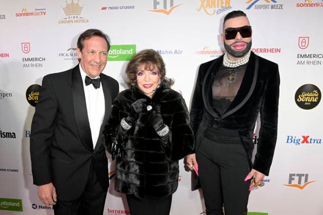 Percy Gibson, Joan Collins und Harald Glööckler bei der Verleihung der Goldenen Sonne 2023 während der Sonnenklar.TV Gala im Wunderland Kalkar. Kalkar, 22.04.2023