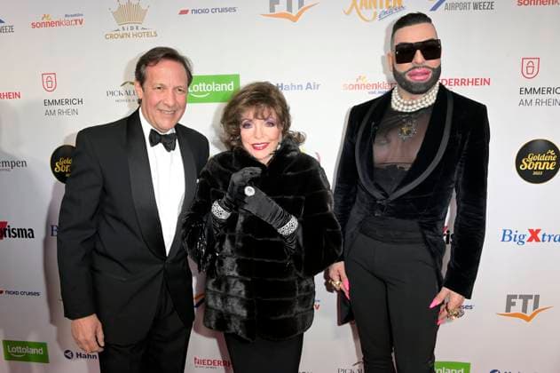 Percy Gibson, Joan Collins und Harald Glööckler bei der Verleihung der Goldenen Sonne 2023 während der Sonnenklar.TV Gala im Wunderland Kalkar. Kalkar, 22.04.2023