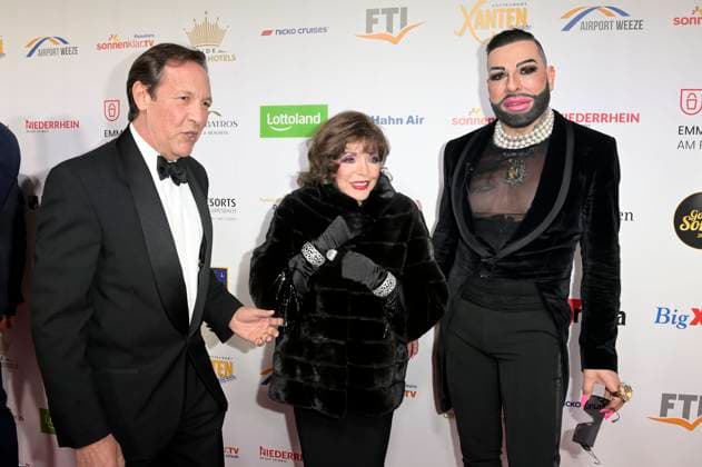 Percy Gibson, Joan Collins und Harald Glööckler bei der Verleihung der Goldenen Sonne 2023 während der Sonnenklar.TV Gala im Wunderland Kalkar. Kalkar, 22.04.2023