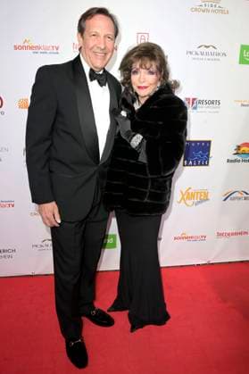 Joan Collins mit Ehemann Percy Gibson bei der Verleihung der Goldenen Sonne 2023 während der Sonnenklar.TV Gala im Wunderland Kalkar. Kalkar, 22.04.2023