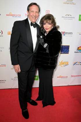Joan Collins mit Ehemann Percy Gibson bei der Verleihung der Goldenen Sonne 2023 während der Sonnenklar.TV Gala im Wunderland Kalkar. Kalkar, 22.04.2023