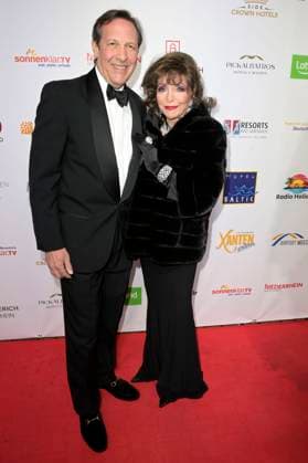 Joan Collins mit Ehemann Percy Gibson bei der Verleihung der Goldenen Sonne 2023 während der Sonnenklar.TV Gala im Wunderland Kalkar. Kalkar, 22.04.2023