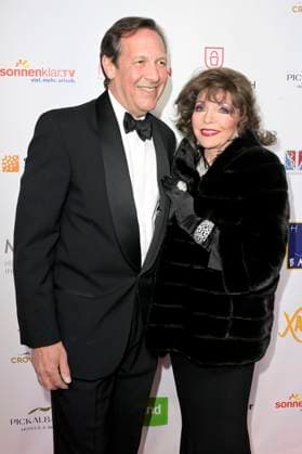 Joan Collins mit Ehemann Percy Gibson bei der Verleihung der Goldenen Sonne 2023 während der Sonnenklar.TV Gala im Wunderland Kalkar. Kalkar, 22.04.2023
