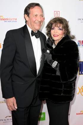 Joan Collins mit Ehemann Percy Gibson bei der Verleihung der Goldenen Sonne 2023 während der Sonnenklar.TV Gala im Wunderland Kalkar. Kalkar, 22.04.2023