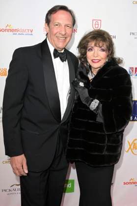Joan Collins mit Ehemann Percy Gibson bei der Verleihung der Goldenen Sonne 2023 während der Sonnenklar.TV Gala im Wunderland Kalkar. Kalkar, 22.04.2023