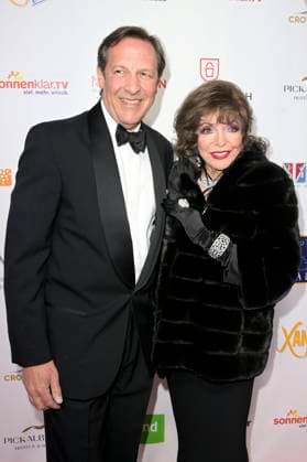 Joan Collins mit Ehemann Percy Gibson bei der Verleihung der Goldenen Sonne 2023 während der Sonnenklar.TV Gala im Wunderland Kalkar. Kalkar, 22.04.2023