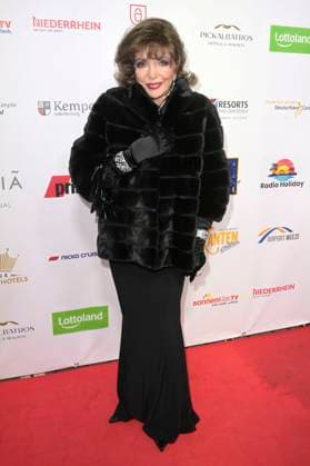 Joan Collins bei der Verleihung der Goldenen Sonne 2023 während der Sonnenklar.TV Gala im Wunderland Kalkar. Kalkar, 22.04.2023
