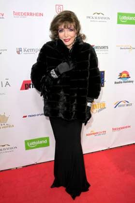 Joan Collins bei der Verleihung der Goldenen Sonne 2023 während der Sonnenklar.TV Gala im Wunderland Kalkar. Kalkar, 22.04.2023