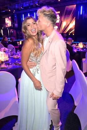 Eva Benetatou und Emil Kusmirek bei der Verleihung der Goldenen Sonne 2023 während der Sonnenklar.TV Gala im Wunderland Kalkar. Kalkar, 22.04.2023