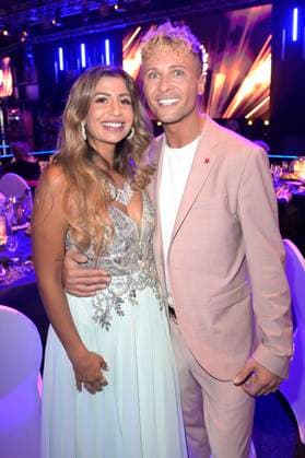 Eva Benetatou und Emil Kusmirek bei der Verleihung der Goldenen Sonne 2023 während der Sonnenklar.TV Gala im Wunderland Kalkar. Kalkar, 22.04.2023
