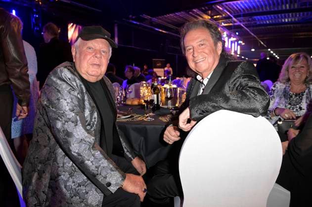 Graham Bonney und Chris Andrews bei der Verleihung der Goldenen Sonne 2023 während der Sonnenklar.TV Gala im Wunderland Kalkar. Kalkar, 22.04.2023