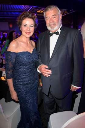 Harry Wijnvoord mit Ehefrau Iris Dahlke bei der Verleihung der Goldenen Sonne 2023 während der Sonnenklar.TV Gala im Wunderland Kalkar. Kalkar, 22.04.2023